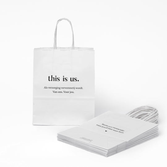 Papieren draagtasjes 'this is us.' (10 stuks)